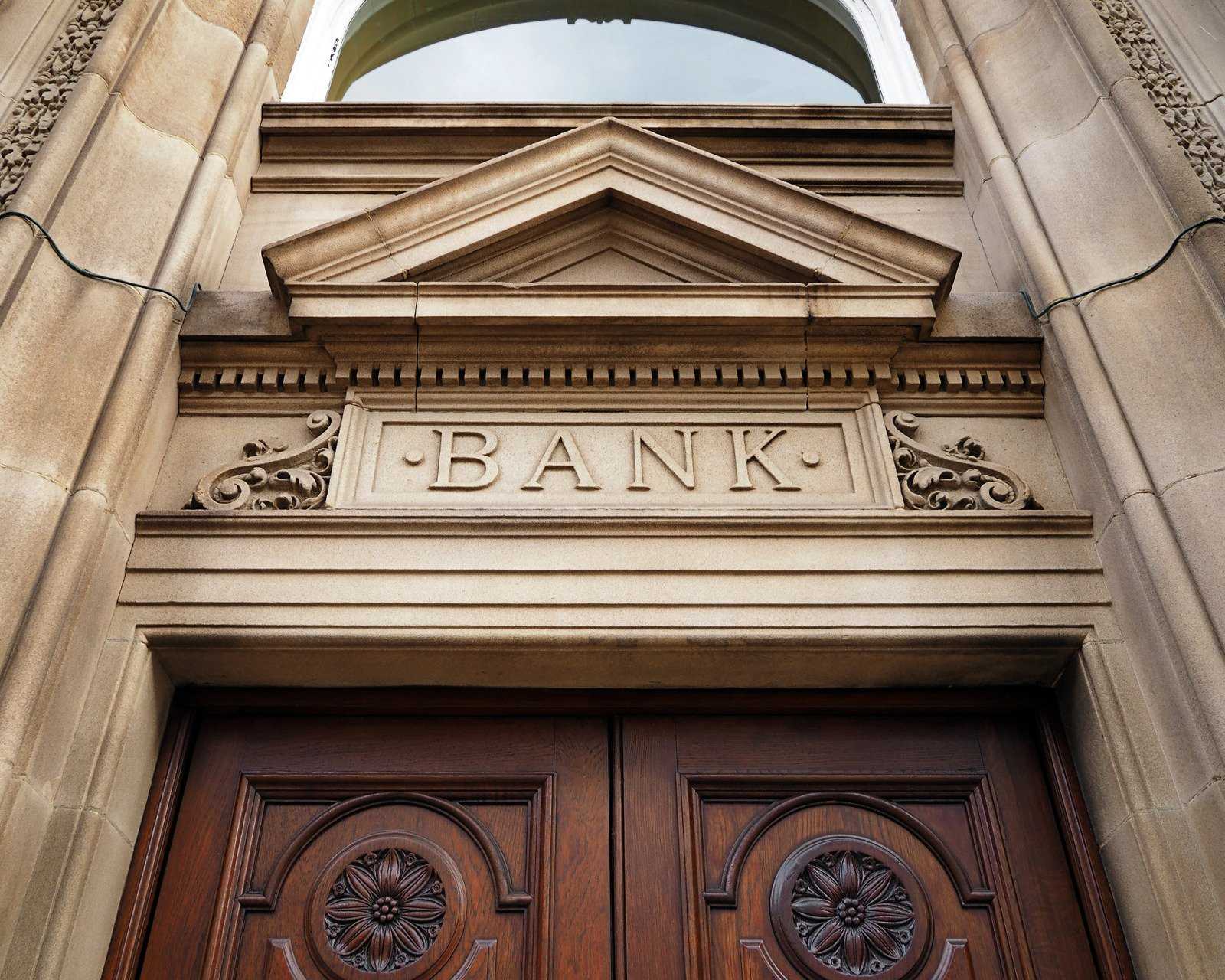Bank building representing mortgage pre-approval for home loans in Portugal.
